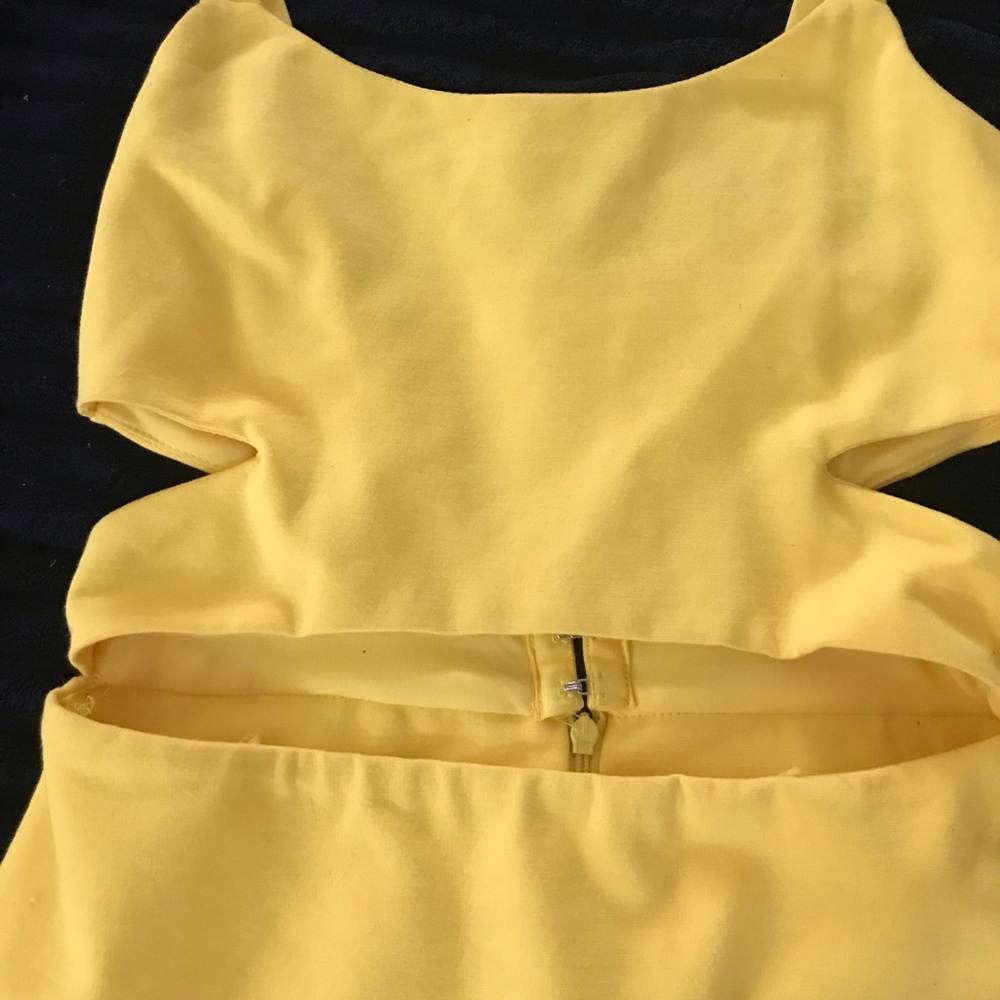 Lovely Zara yellow dress with cutout